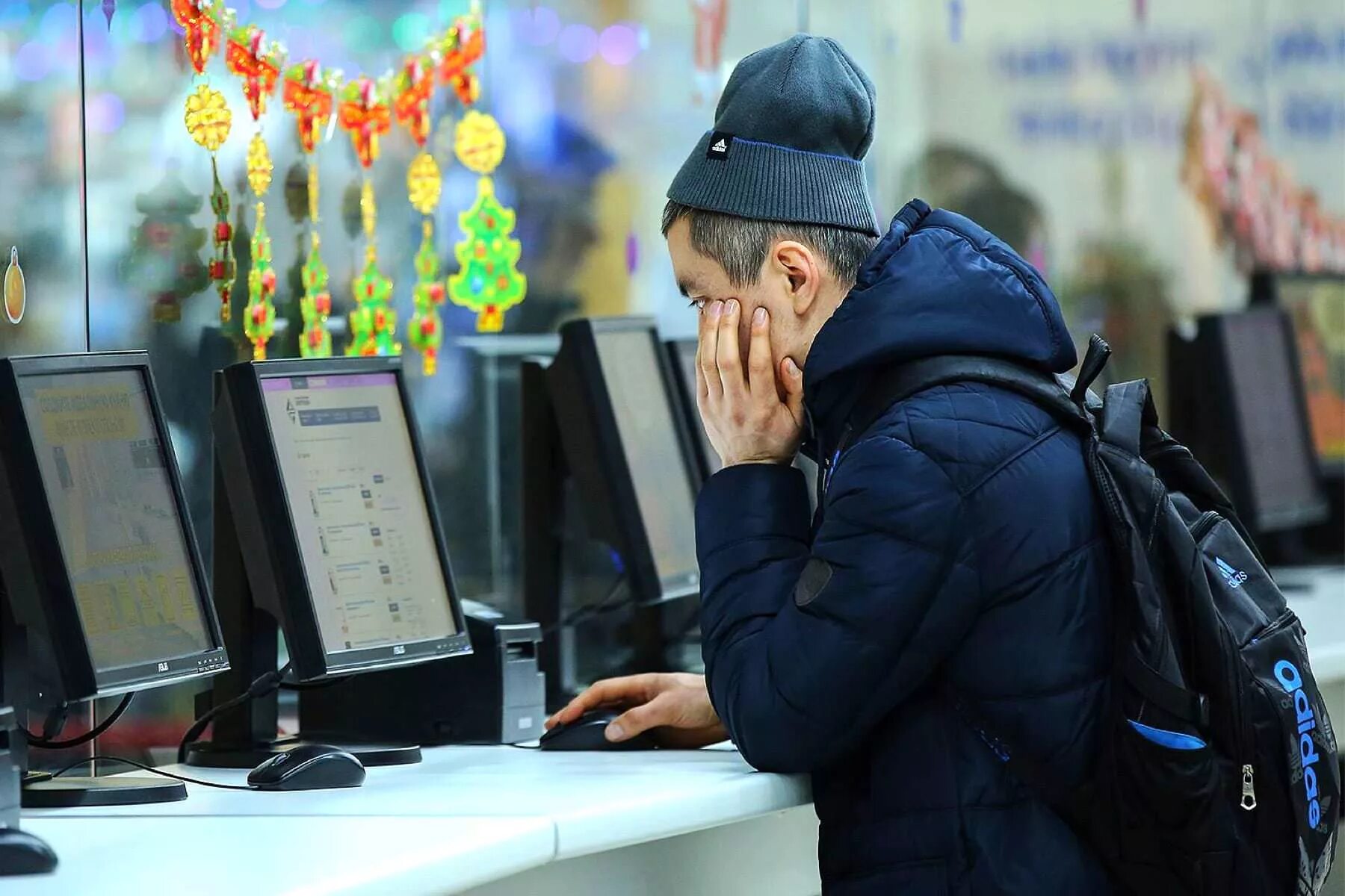 Интернет появился в городе. Мошенники в магазине. Мошенничество в магазине. Иностранные интернет магазины мошенники. Преследование в интернете.