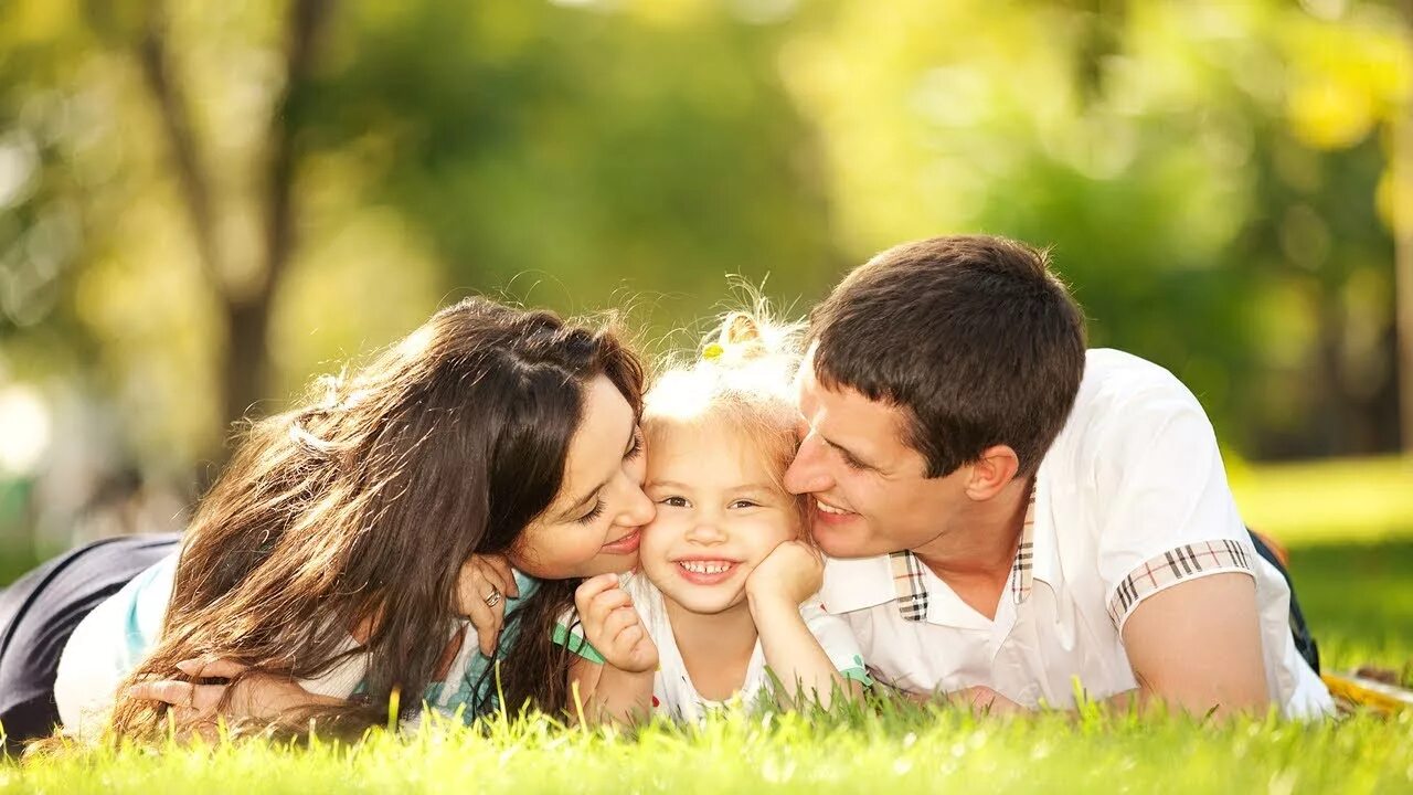 Любовь ребенка проявляется. Счастливая семья. Родители и дети. Ребенок в семье. Счастливый ребенок с родителями.