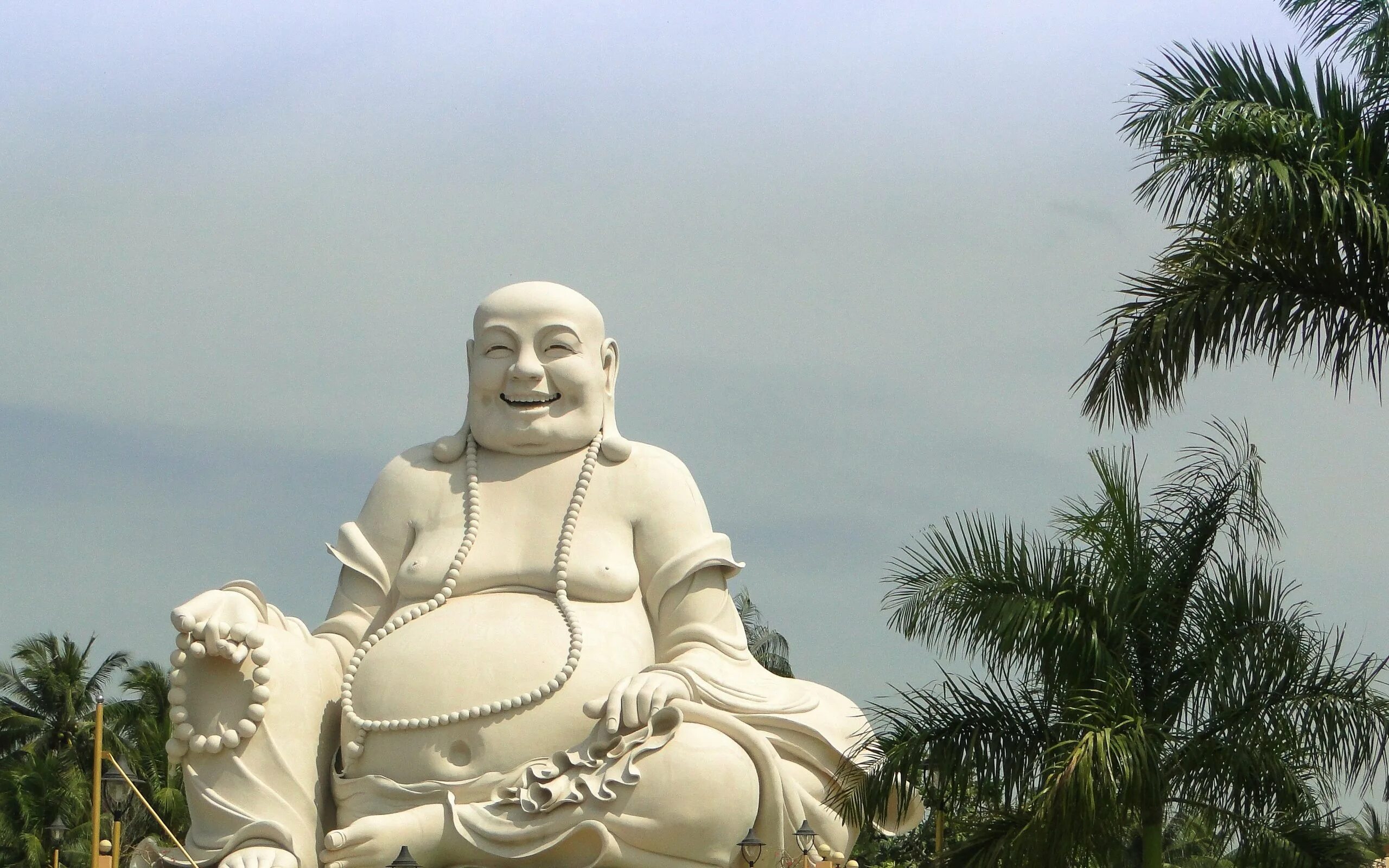 Бог буда. Вьетнам храм Будды. Статуя Будды во Вьетнаме. Вьетнам статуя смеющегося Будды. Хоттей Гаутама.