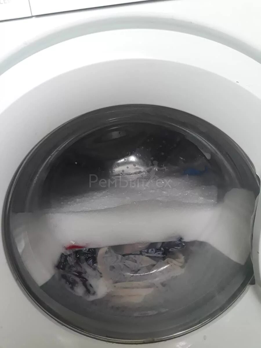 Почему в стиральной машине пена. Налив воды в стиралку. Уровень воды в машинке автомат при стирке. Уровень воды в стиральной машине автомат. Стиральная машина стирает.