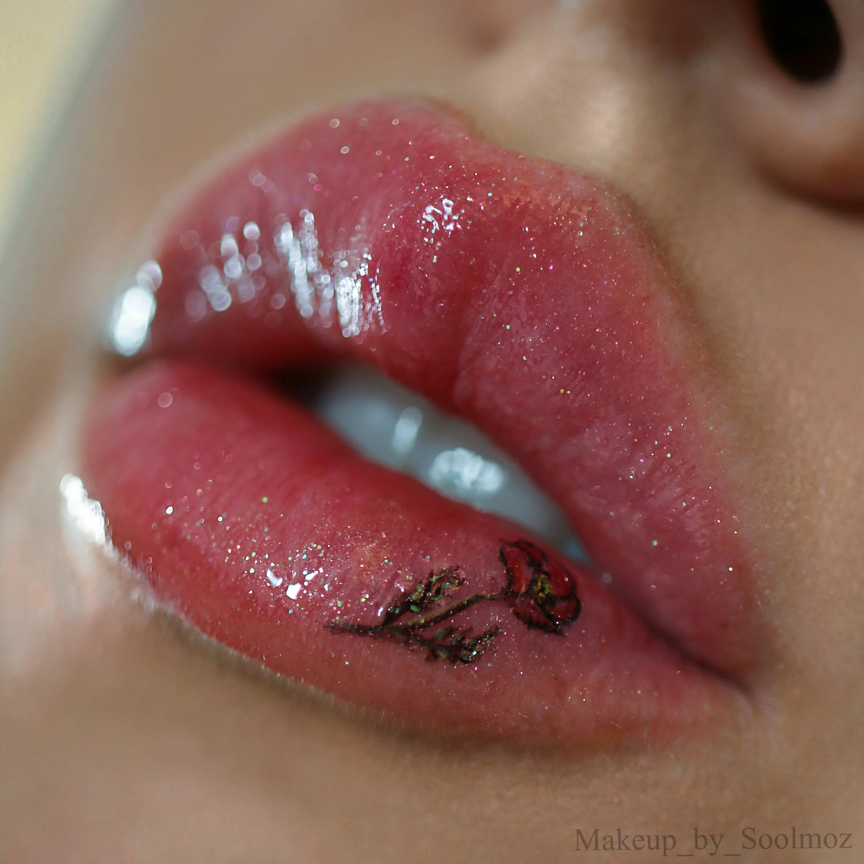 губы налепили негатив