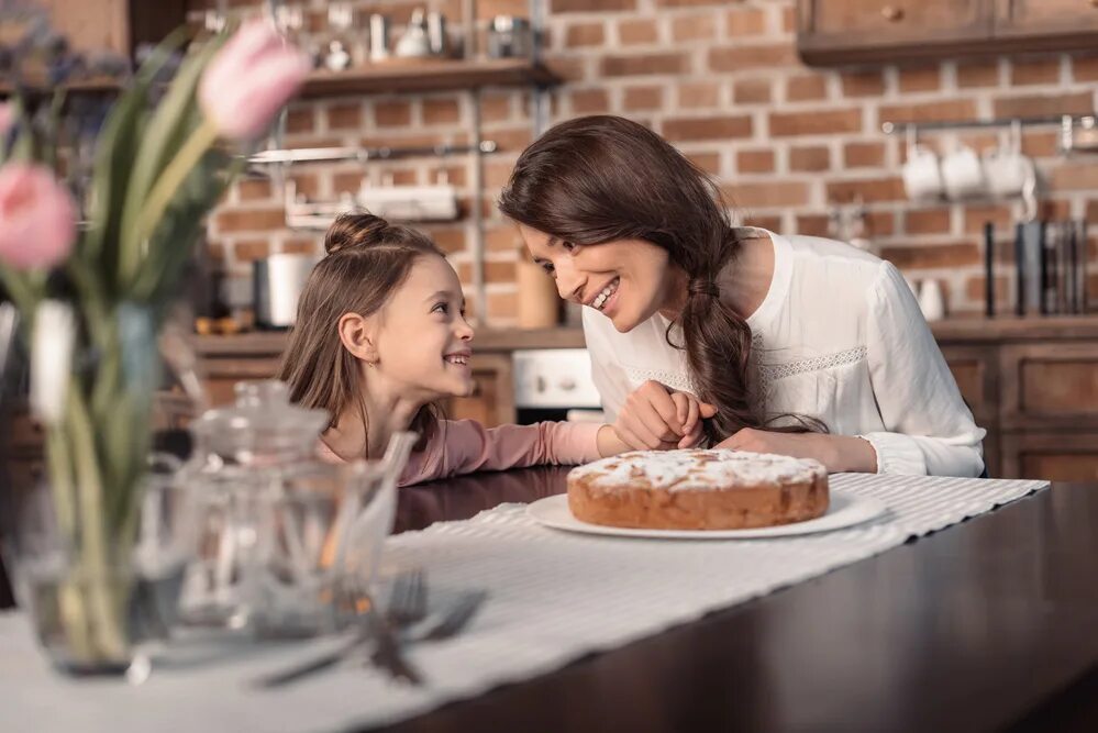 Mother s taste. Mother s taste. Happy mother's day картинки. Happy mother's day. Женщина дарит подарок маме.