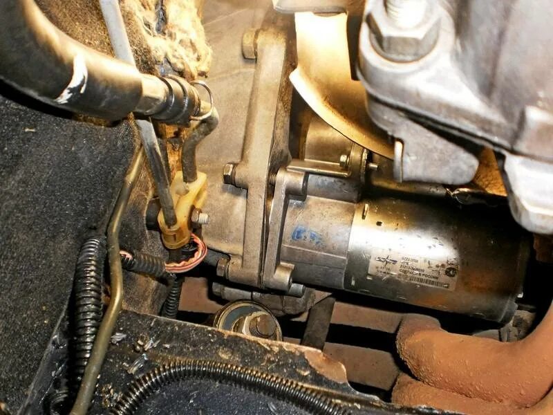 Где стоит стартер на ниве. Стартера ваз 21214 нива инжектор. Месторасположение стартера на нива-шевроле. Где находится стартер на chevrolet niva. Стартер нива 21214 инжектор.