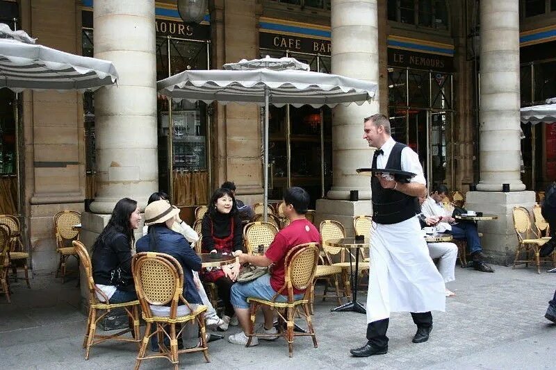 Французы белгород. Уличное кафе. Французское кафе. Люди в кафе на улице. Кафе во Франции.