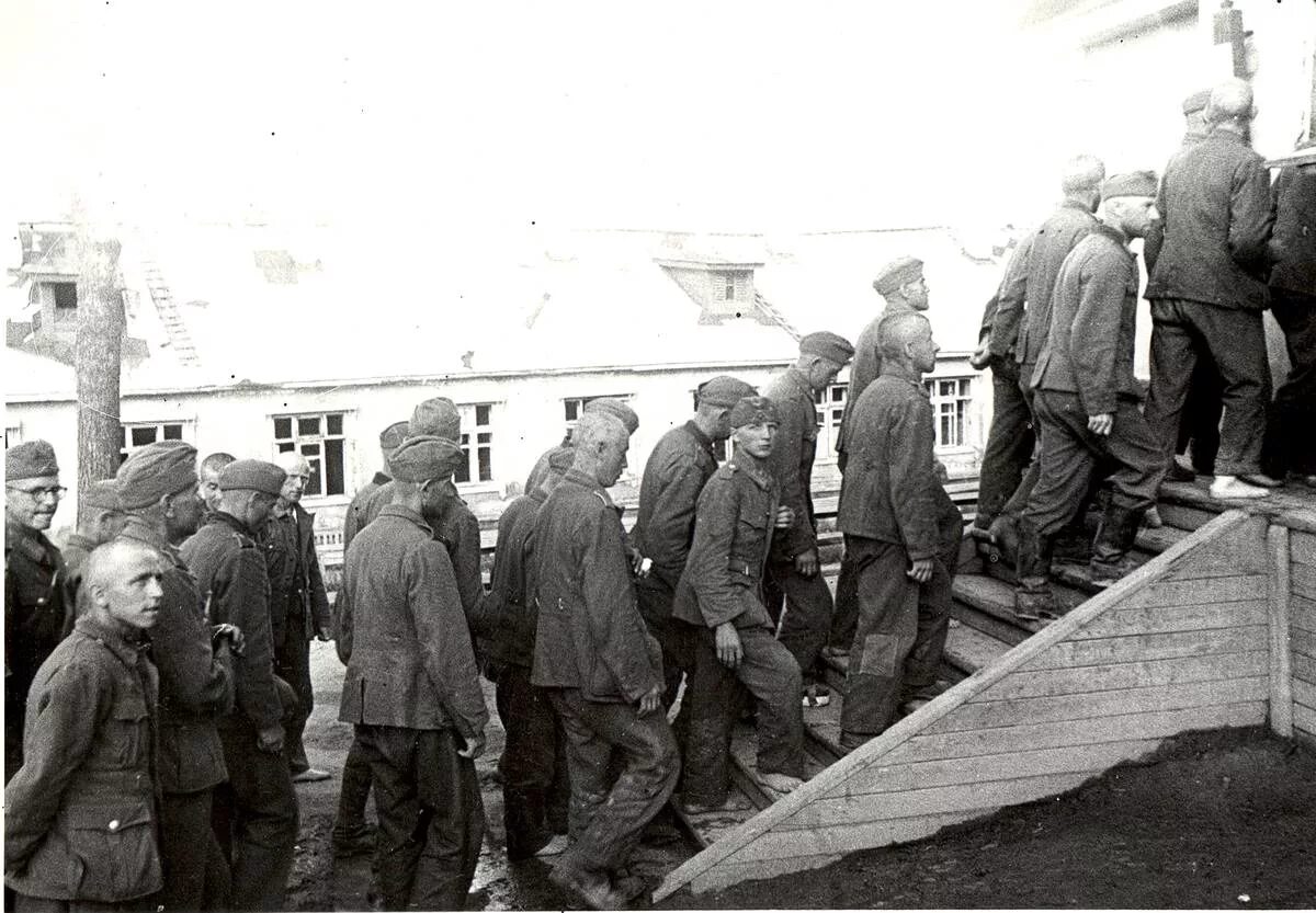 Кадры посадки военнопленных. Лагерь советских военнопленных 1941. лагерь военнопленных в рославль 1941г. лагерь для военнопленных немцев в красногорске. кюстрин лагерь военнопленных.
