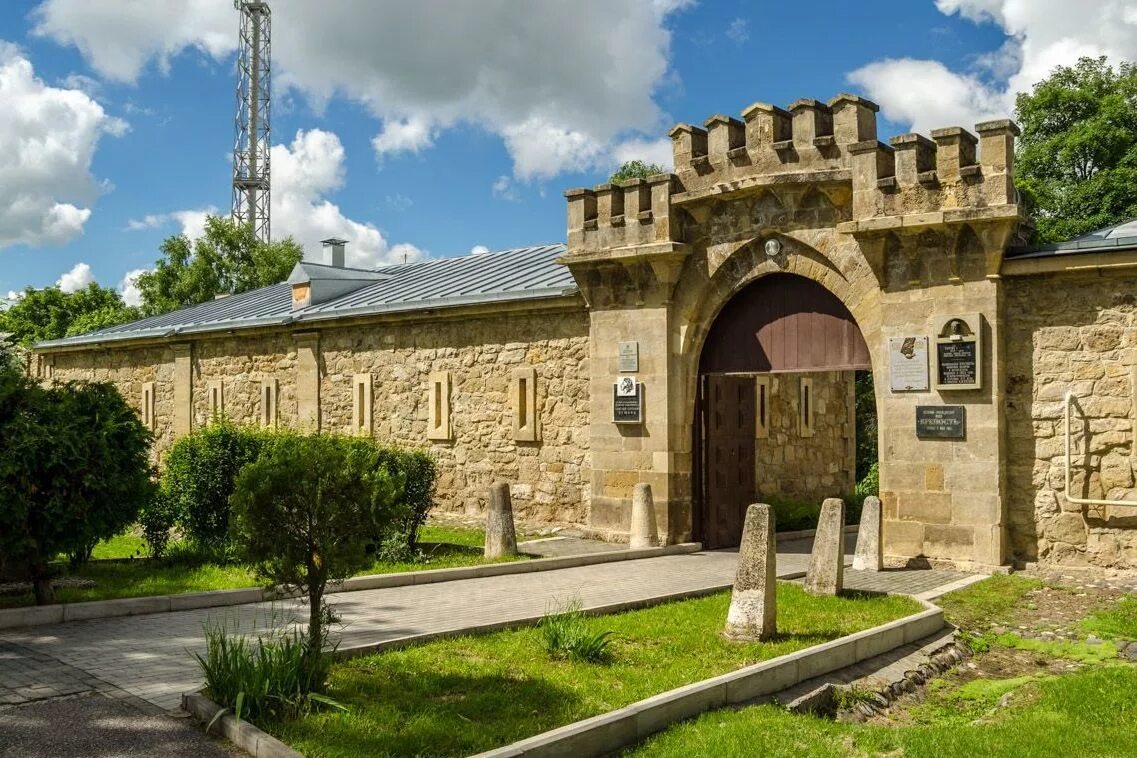 Исторический кисловодск крепость. Старая крепость кисловодск. Историко краеведческий музей крепость в кисловодске. Историко краеведческий музей крепость в кисловодске. Музей крепость кисловодск.