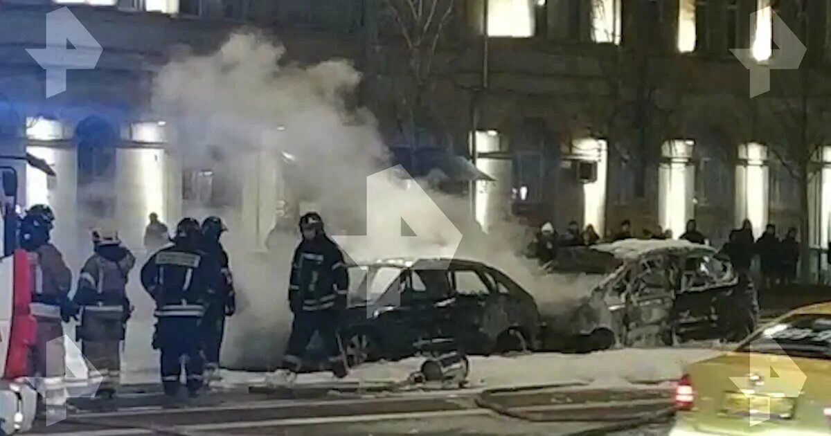 После аварии москве. В центре Москвы загорелась машина. Огненное ДТП В центре Москвы. ДТП В Москве 2005 год огненное.