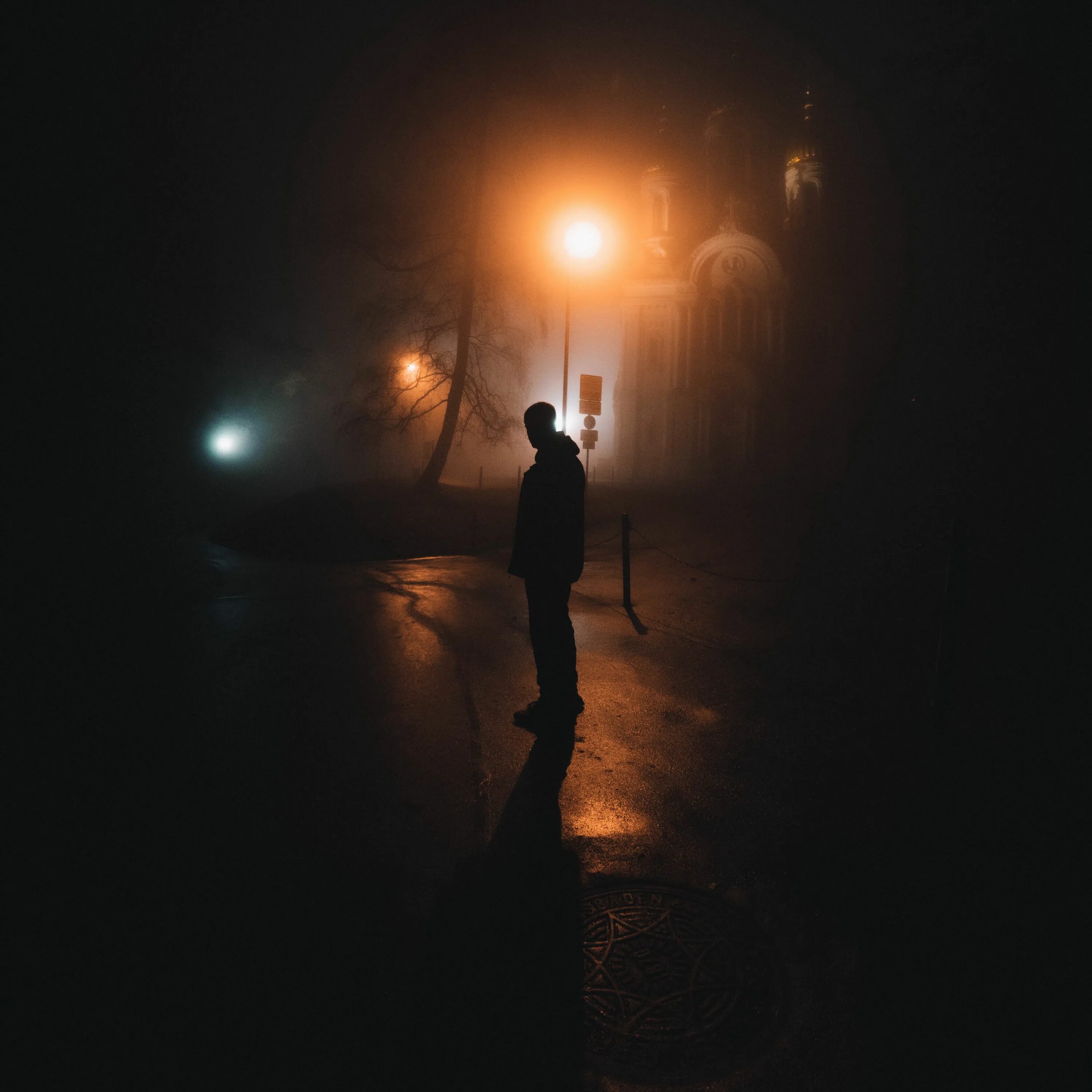 Боке лампочки. Лампочка эстетика. Свет в темноте. Парень в гирлянде. Девушка в гирлянде в темноте.