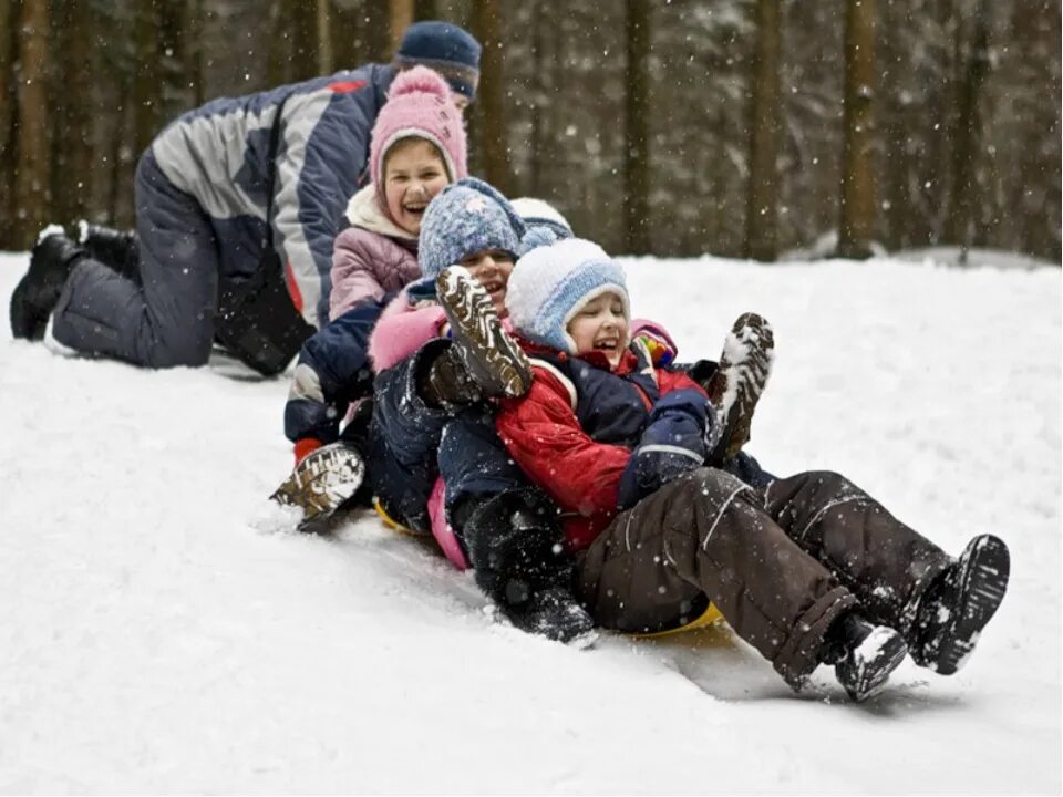 Зимой можно играть. Зимние забавы. Зимние развлечения для детей. Развлечения зимой. Катание с горки зимой.