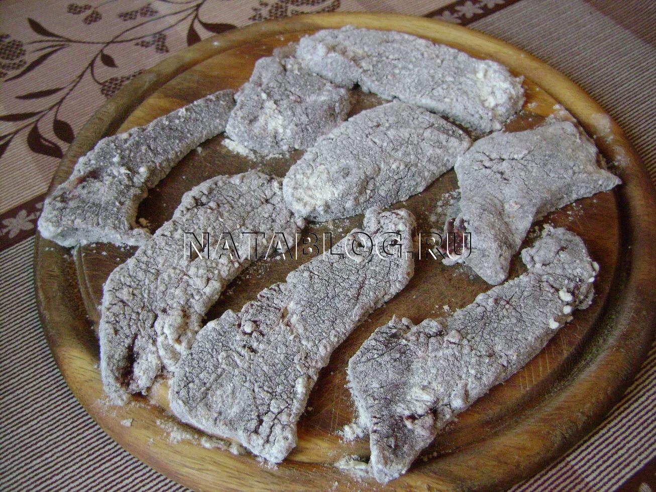 печень в муке. печень свиная жареная на сковороде в муке большими кусками. печень куриная обваленная в муке. печёнка куриная в сметане с луком. печень жареная на сковороде в муке.