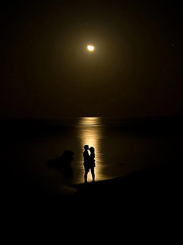 Лунная дорожка и девушка. Ночное купание. Ночь море двое. Человек в море ночью.