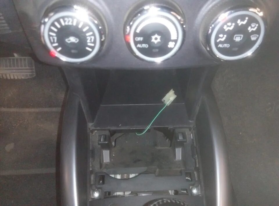 Прикуриватель митсубиси аутлендер. Mitsubishi outlander прикуриватель. прикуриватель аутлендер xl. подсветка прикуривателя митсубиси аутлендер 2. панель прикуривателя mitsubishi outlander 3.
