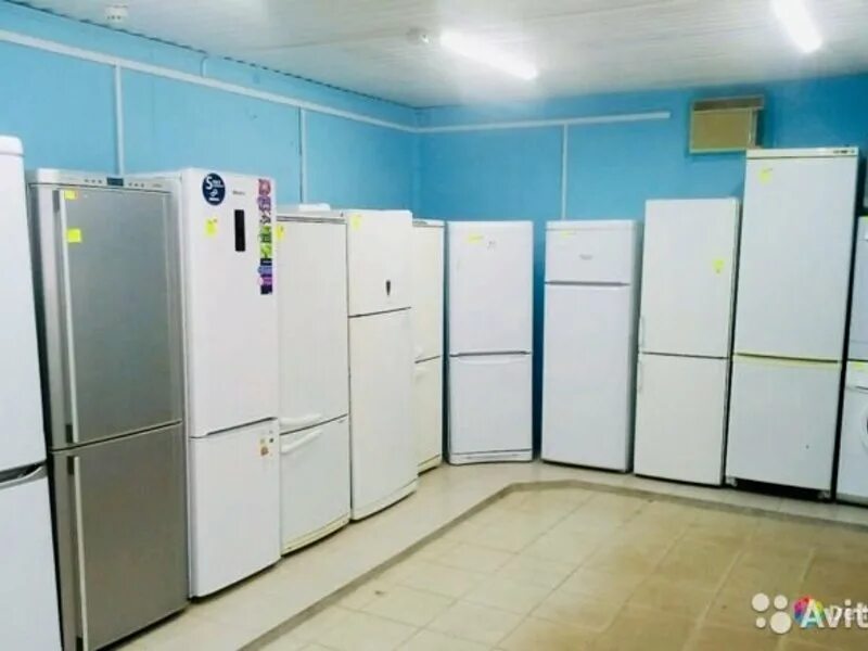 Купить холодильник бу недорого без посредников. Куча холодильников. Холодильник б/у. Много холодильников. Магазин бытовой техники холодильник.