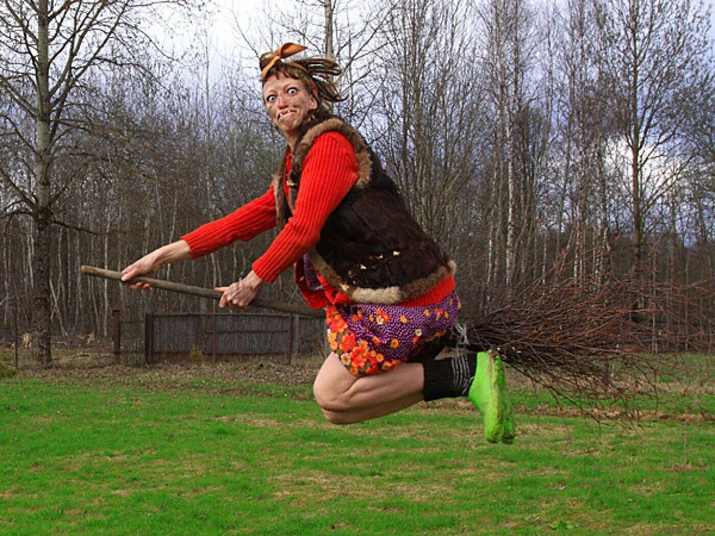 Метла ведьмы эстетика. Летающая метла. Женщина на метле. Метла. Баба яга на метле.