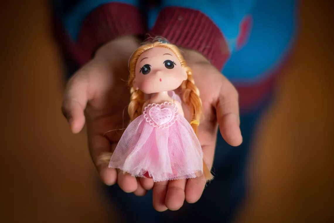 Дочка куколка. Дарит куклу. Куколки дочка. Кукла доченька. Папа дарит куклу.