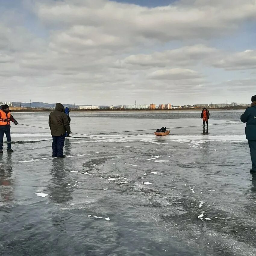 Утонул провалился под лед. Машина ушла под лед на Кеноне. Девушка провалилась под лед.