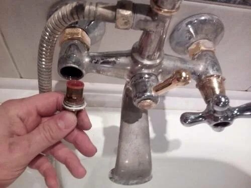 Сальник кран буксы смесителя. Смеситель с барашками для ванной. Замена кран буксы. Резьбовое соединение прокладки смесителя. Как поменять прокладку в ванне.