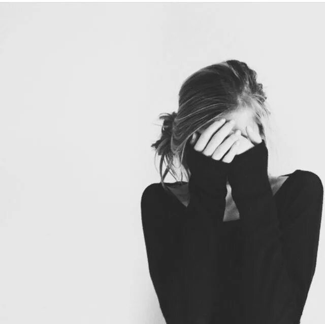 Девушка скрывает лицо. Женщина с закрытым лицом. девушка прикрывает лицо. девушка закрывает лицо руками. закрытая девушка.