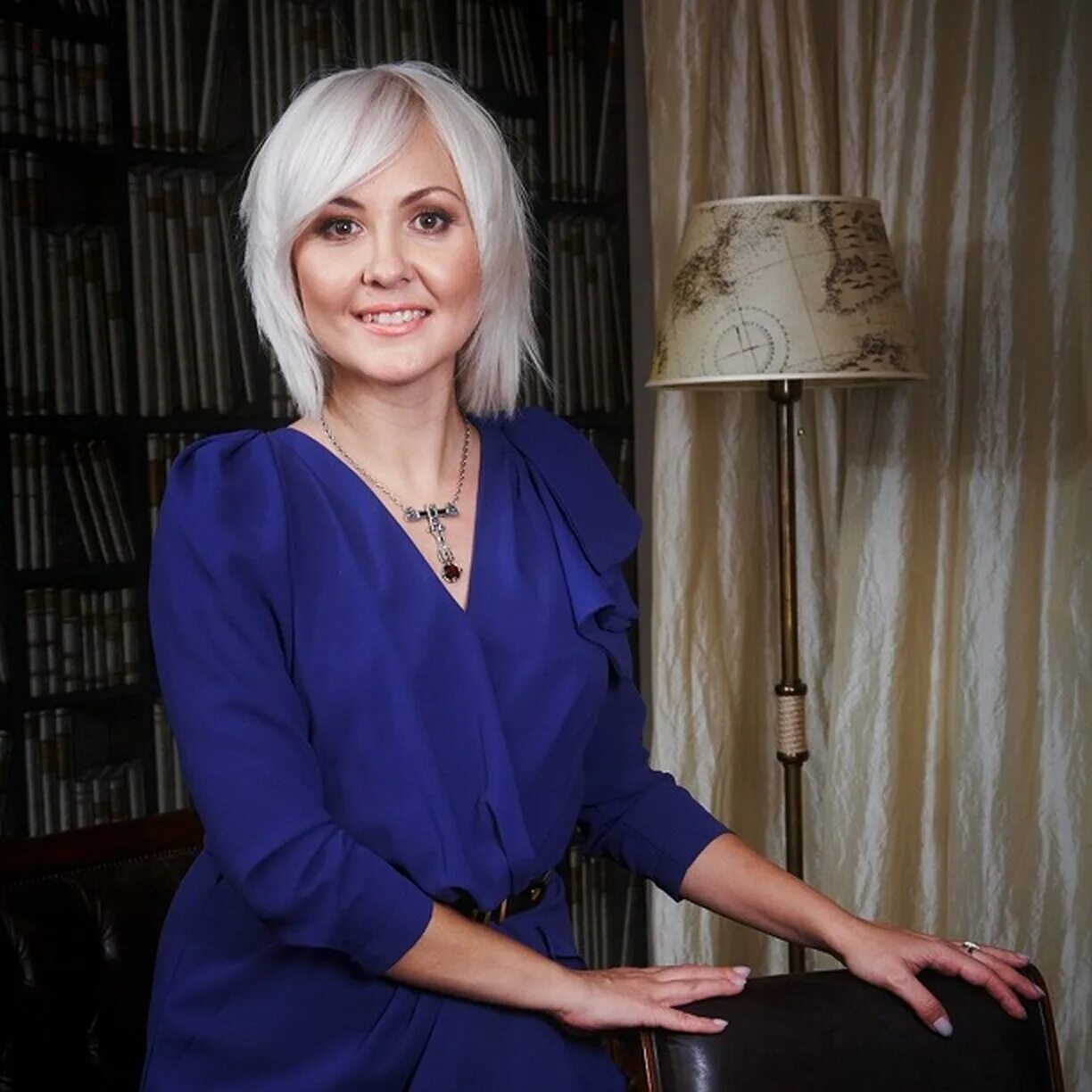 известный астролог женщина. как выглядит астролог. фотосессия в стиле астрологии. астролог женщина. красивая женщина астролог.