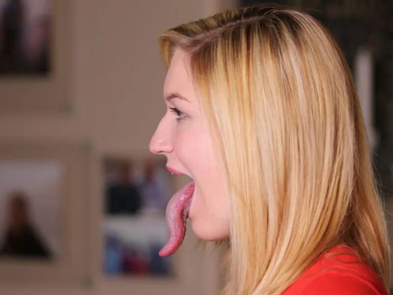 язык свернутый в трубочку. длинный язык детей. адриана льюис длинный язык. девочка с открытым ртом. маленькая девочка с высунутым языком.