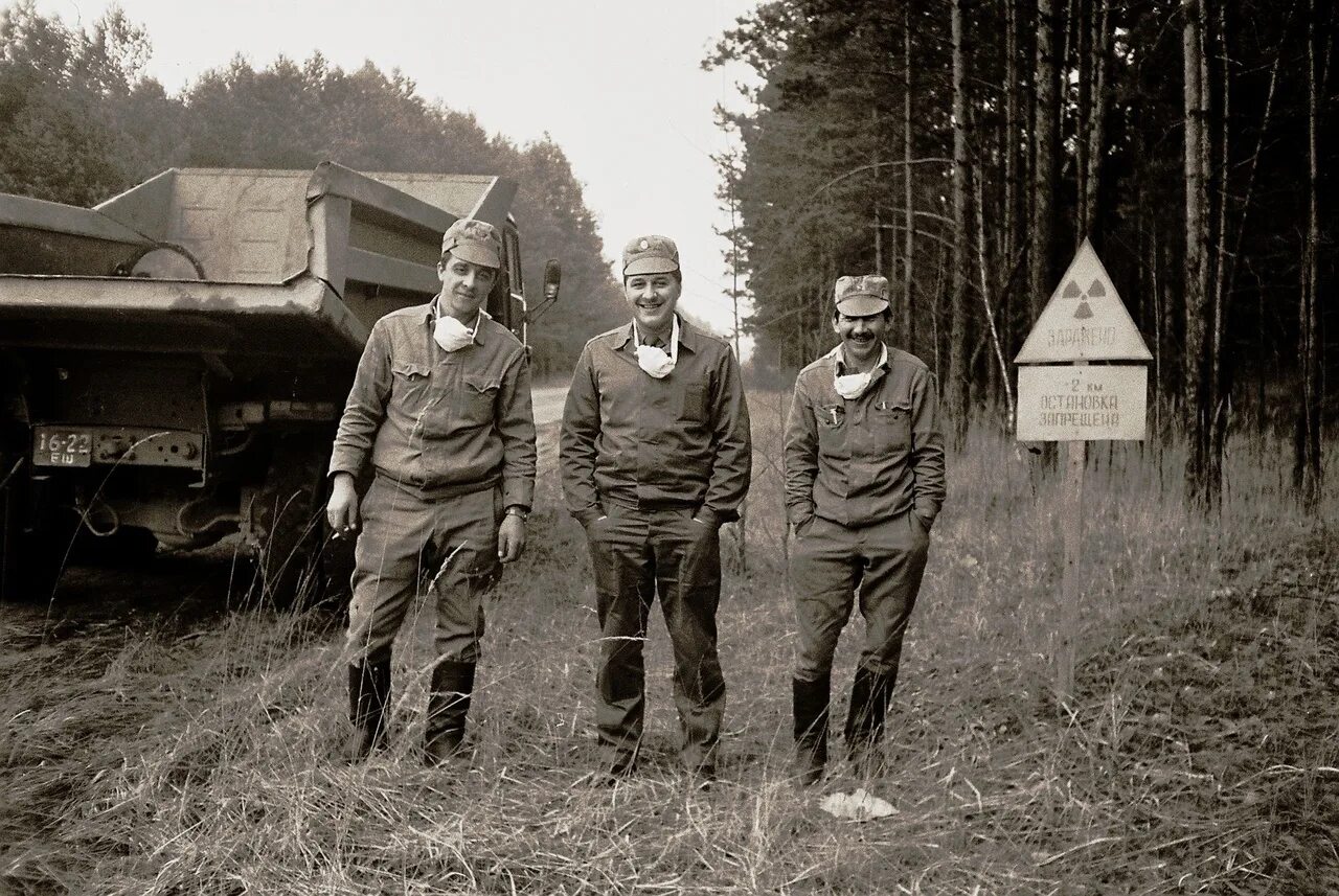Российские ликвидаторы. Припять ликвидаторы 1986. палаточный лагерь ликвидаторов чаэс. 1986 чернобыльская аэс ликвидаторы. солдаты в чернобыле в 1986.