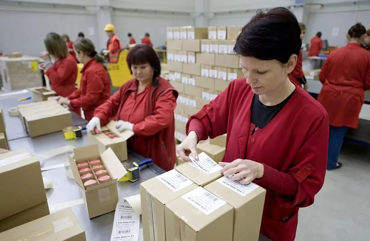 Комплектовщик вахта. Униформа сотрудника склада. Требуется комплектовщик на склад. Упаковщик на склад. Работник склада.