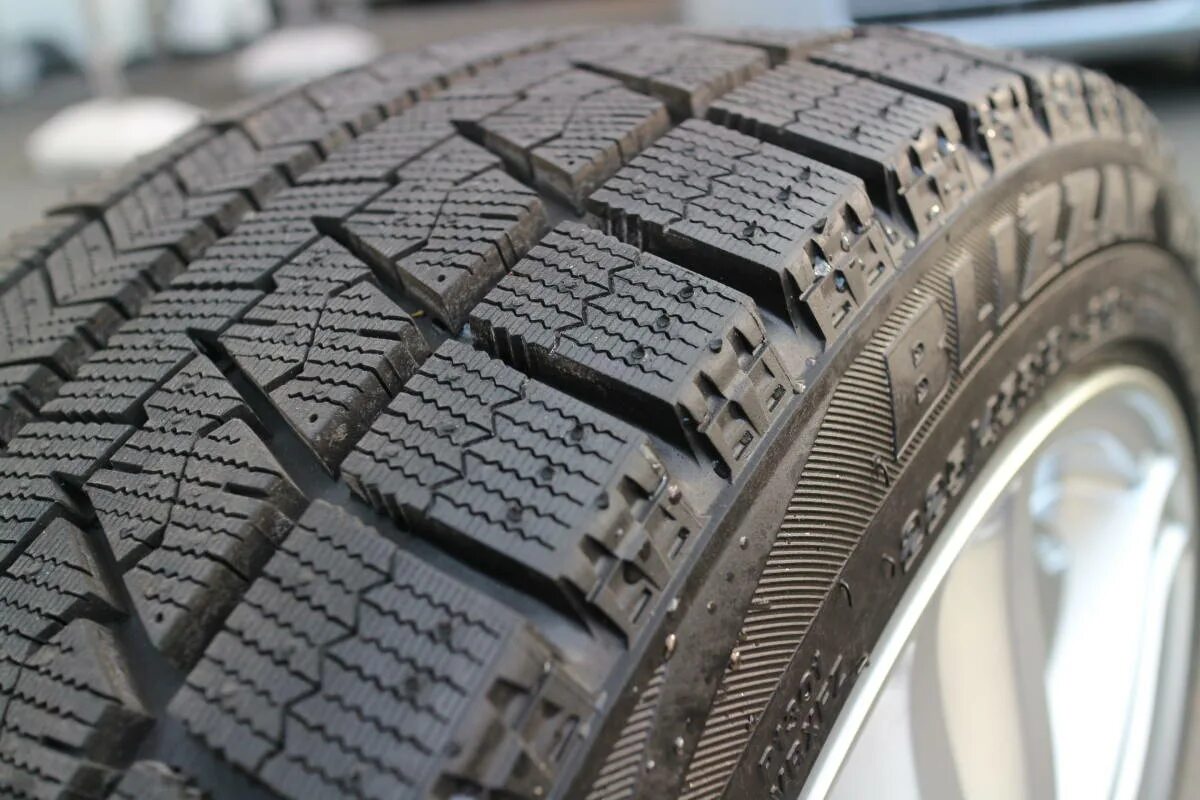 Близак айс. Bridgestone Blizzak VRX. Бриджстоун близак VRX. Bridgestone 185/60r14 82s Blizzak VRX. Bridgestone Blizzak VRX 225/60 r18.