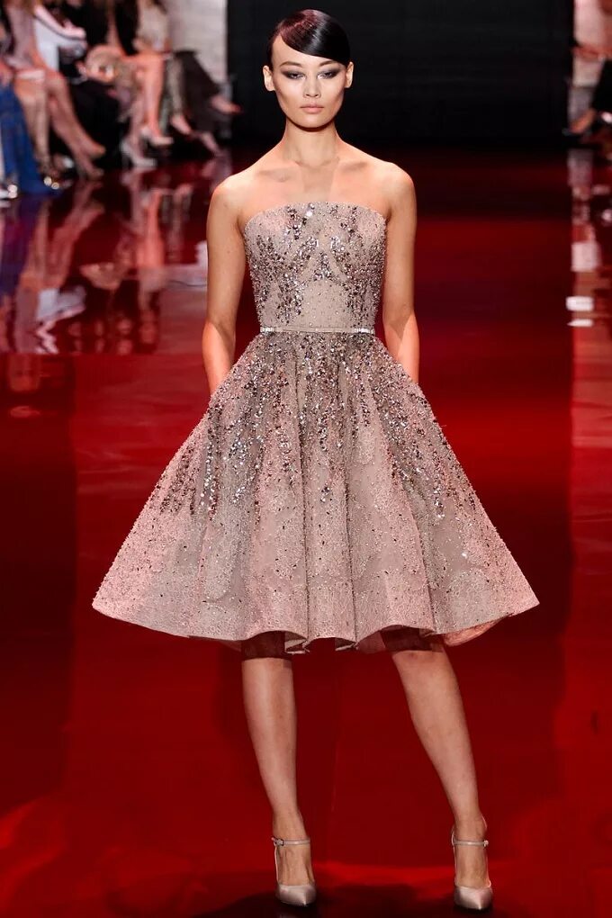 Какие вечерние платья в моде 2025. Платье эли сааб коктейльное. elie saab 2025 couture. elie saab haute couture 2025. elie saab платья 2025.