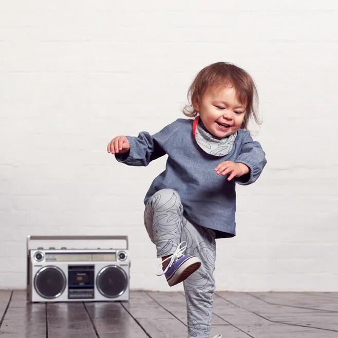 весёлые детские песенки. детская танцевальная музыка для малышей. дети танцуют рисунок. иллюстрации танцующих детей. танцующий ребенок.