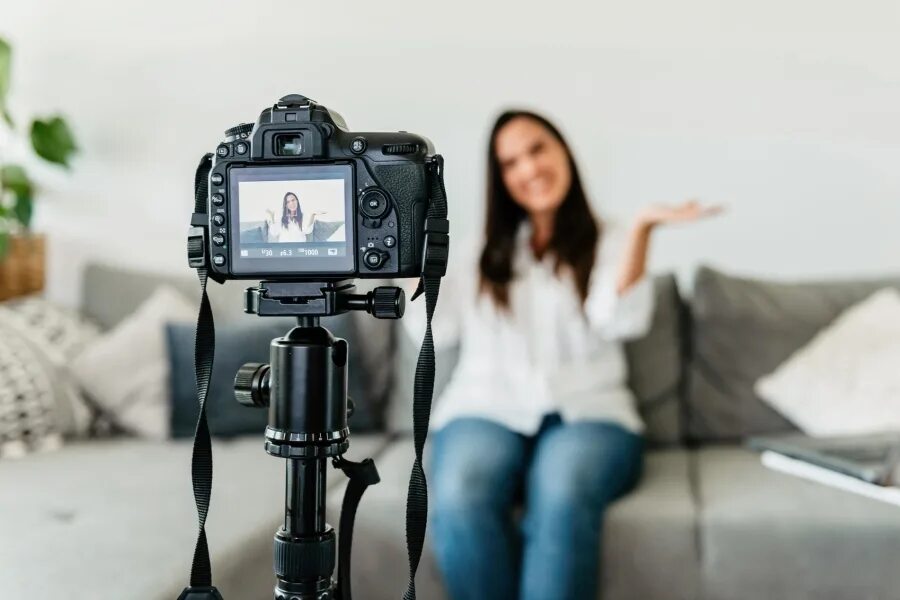 Стесняется на камеру. Фотограф в студии. Видео стесняется камеры. Страх камеры. Стесняется на камеру.