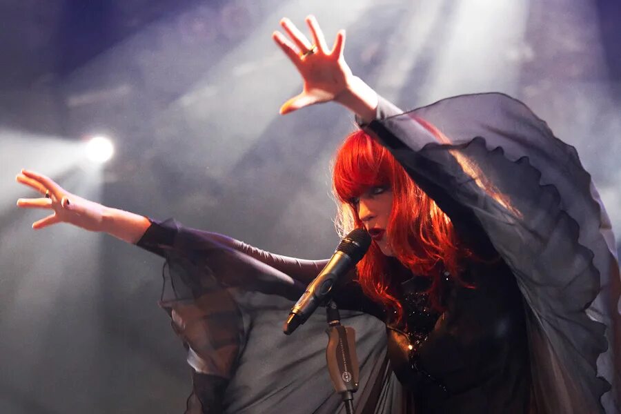 Florence the machine never let me. Флоренс Уэлч ведьма. Флоренс Уэлч Эстетика. Группа Florence and the Machine. Florence Welch Band.