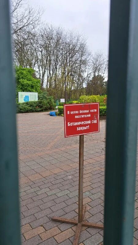 магазин закрыт совсем. тоже закрыт. тоже закрыт. табличка о закрытии двери. магазин закрыт прикол.