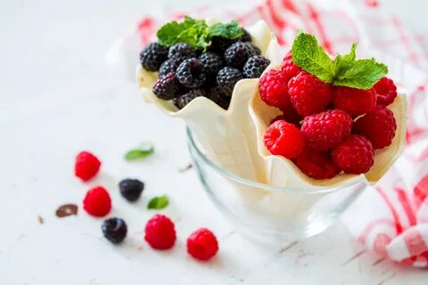 Мороженое с малиной