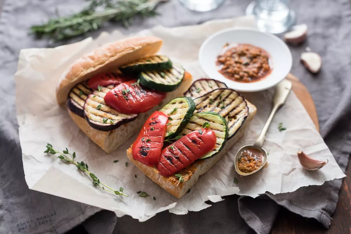 Закуски к вину. Брускетта к вину Bruschetta. Брускетта с овощами гриль. Закуски к вину красному. Закуски к красному вину на скорую руку.