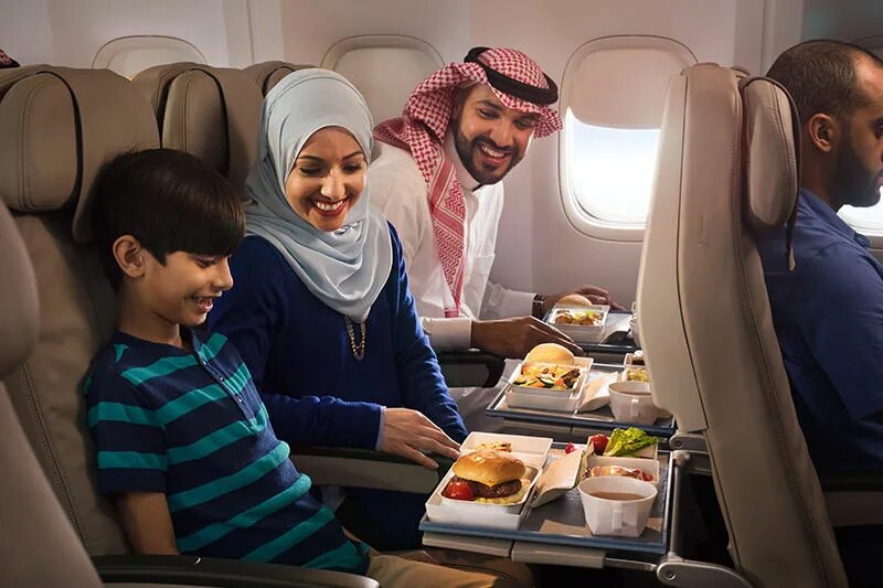 Мусульманин в самолете. Авиакомпания Saudi Arabian Airlines. Сауди араб аэропорт. Арабы в самолете. Питание на борту Эйр Арабия.