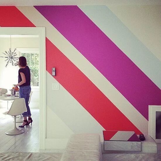 Изумрудные оттенки dulux. Геометрия на стене краской. Простая отделка квартиры. Валик для водоэмульсионной краски для стен. Покраска стен самара.