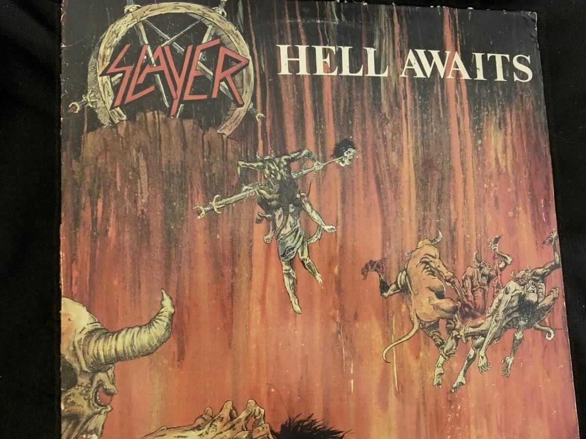 Slayer lp. Slayer awaits. Slayer hell awaits 1985. Слаер группа футболка. Hell awaits обложка.