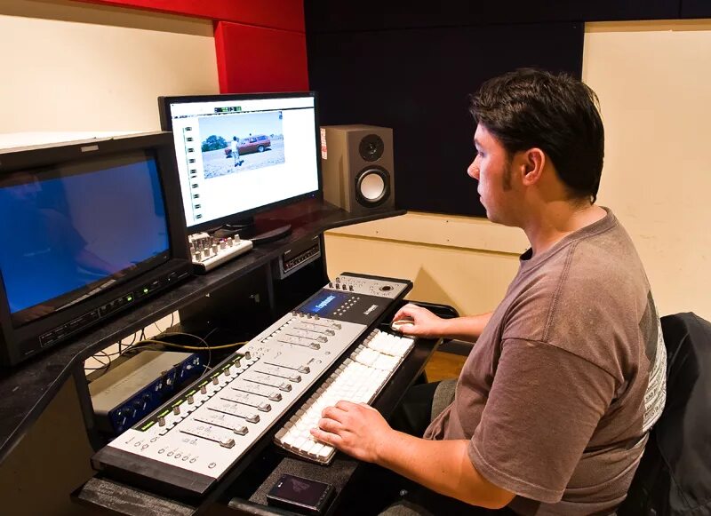 Editing studio. Видеомонтажер davinci resolve. Davinci resolve 15. Монтажный стол для видеомонтажа. Blackmagic design davinci resolve studio.