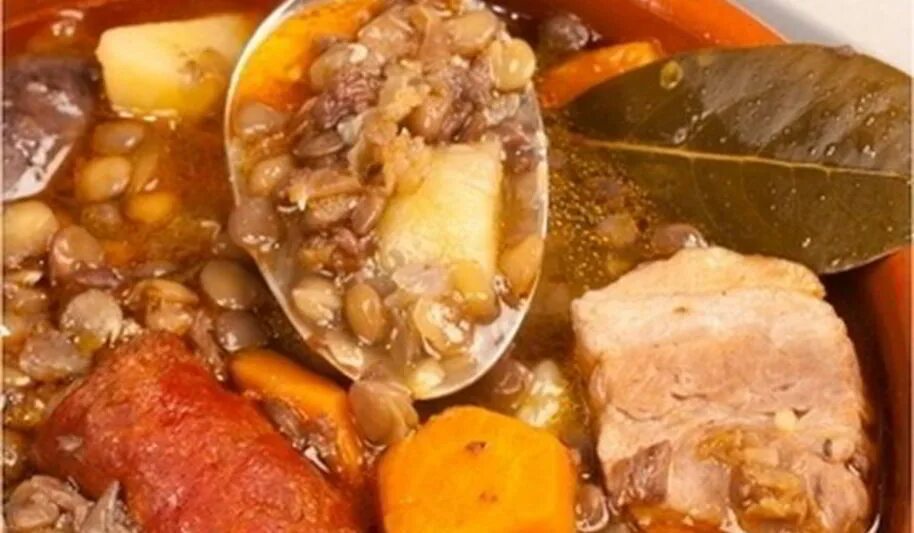 Курица в горшочке с перцем. Ячменный суп — кочо. Чечевица в горшочке в духовке без мяса. Чечевица в горшочке. Чечевица в горшочке.