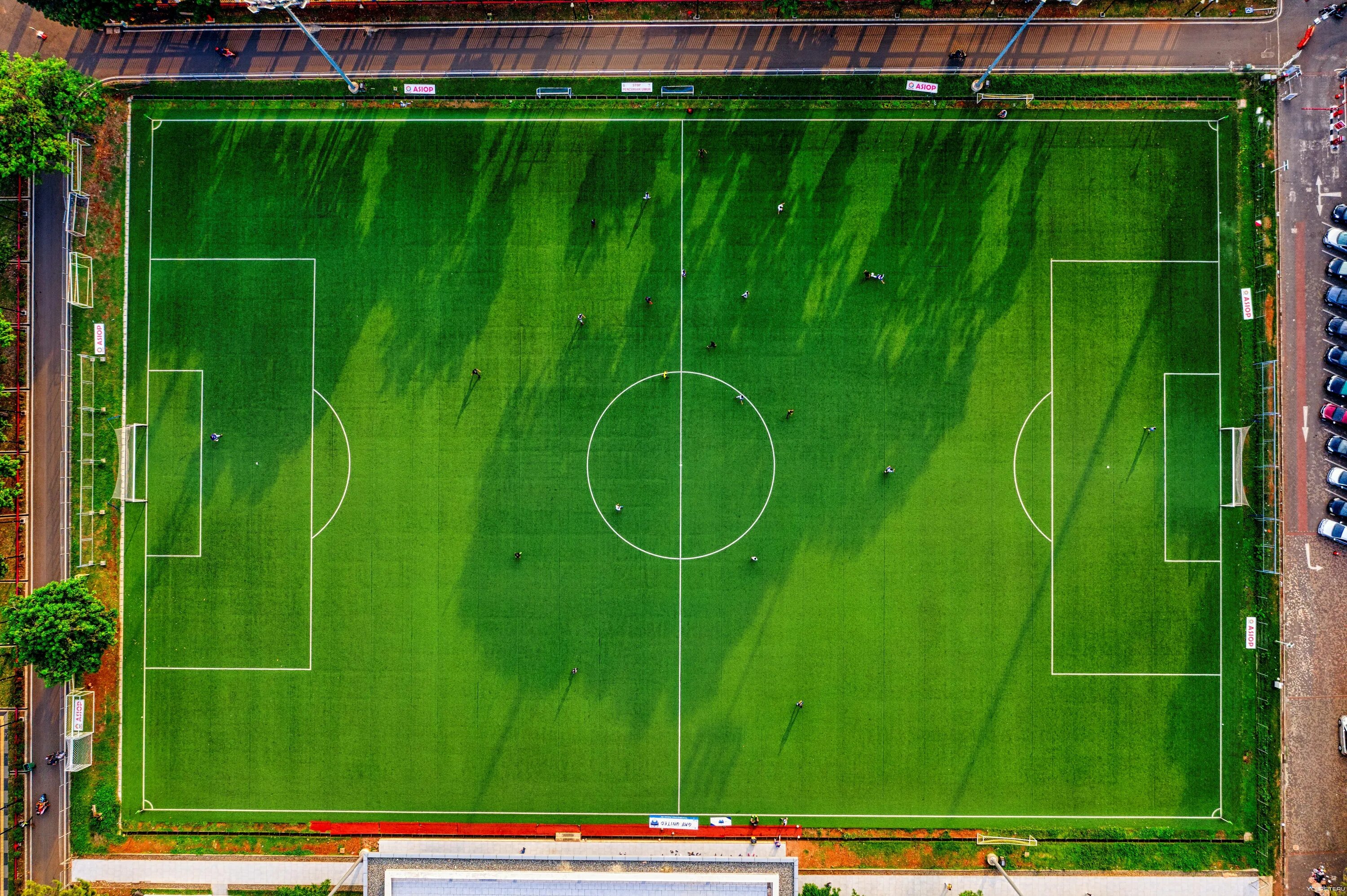 Стадион сверху. Футбольный стадион поле сверху 1943 Франция. Футбольное поле вид сверху. Фотбольное полне вс верху. Футбрльное поле с ерху.