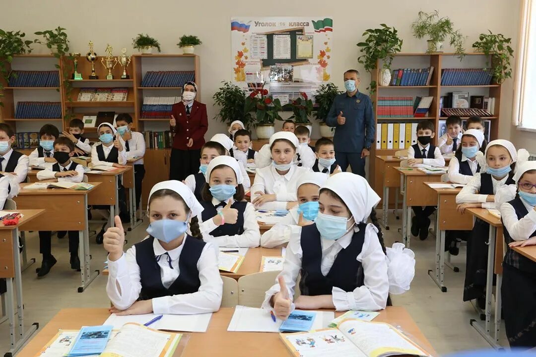 4 класс чеченская. Гимназия 7 грозный. Урок чеченского языка. Ачхой мартан 1 школа. Цдо грозный.