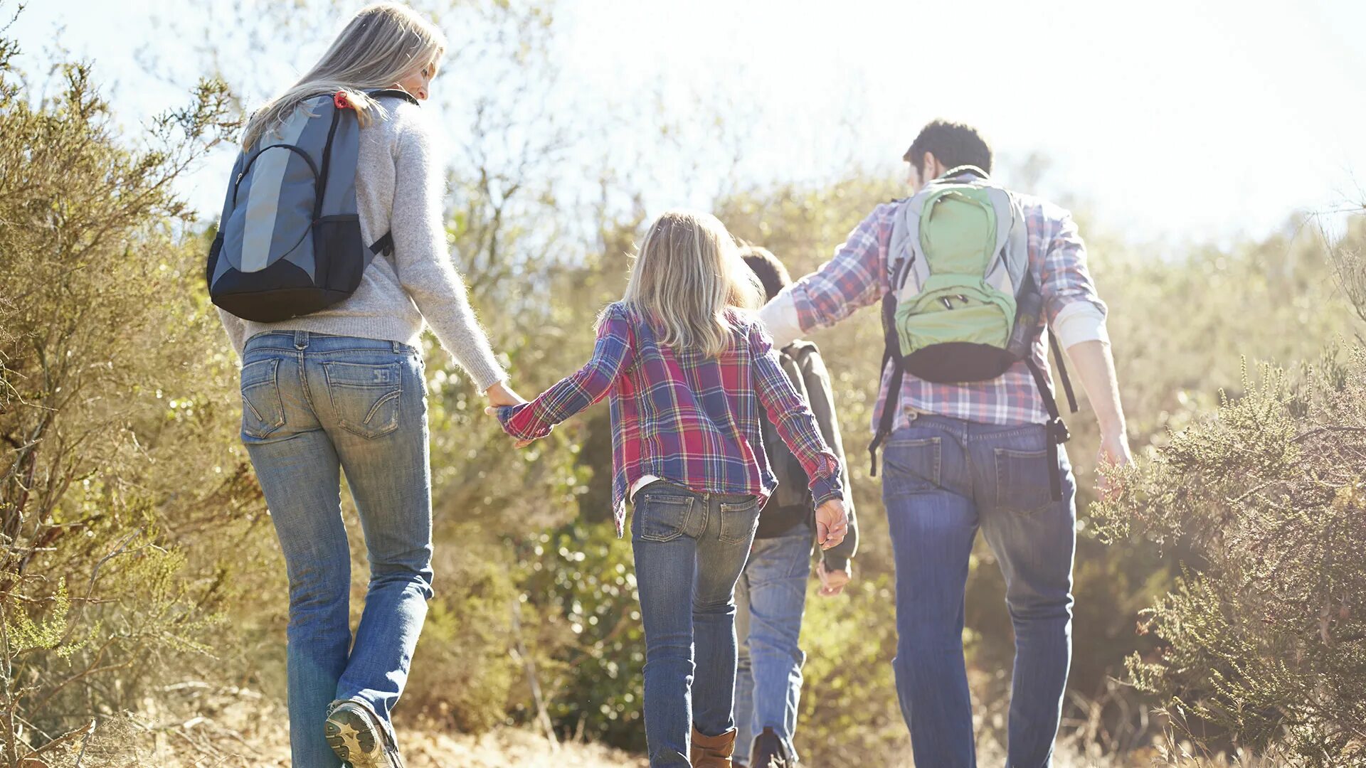 Pick up from school. Игры на свежем воздухе с детьми 10 лет. Июль природа семья. Hiking Family. Teens talking in the countryside.