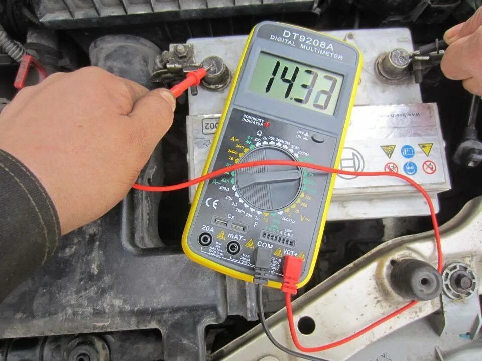 Какое напряжение должен выдавать. Напряжение на АКБ автомобиля 14 вольт. Зарядка ВАЗ 2110 мультиметром. Резистор напряжения на Генератор 12 вольт автомобильный. Проверить заряд генератора мультиметром на автомобиле.