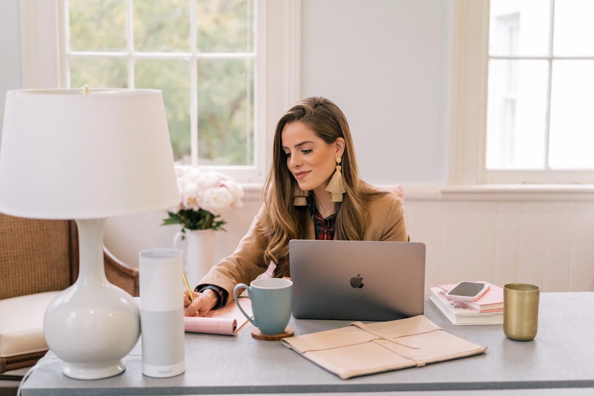 Секретарь. Счастливый мужчина в офисе. Офисные девушки. Личный помощник руководителя. Люди в офисе.