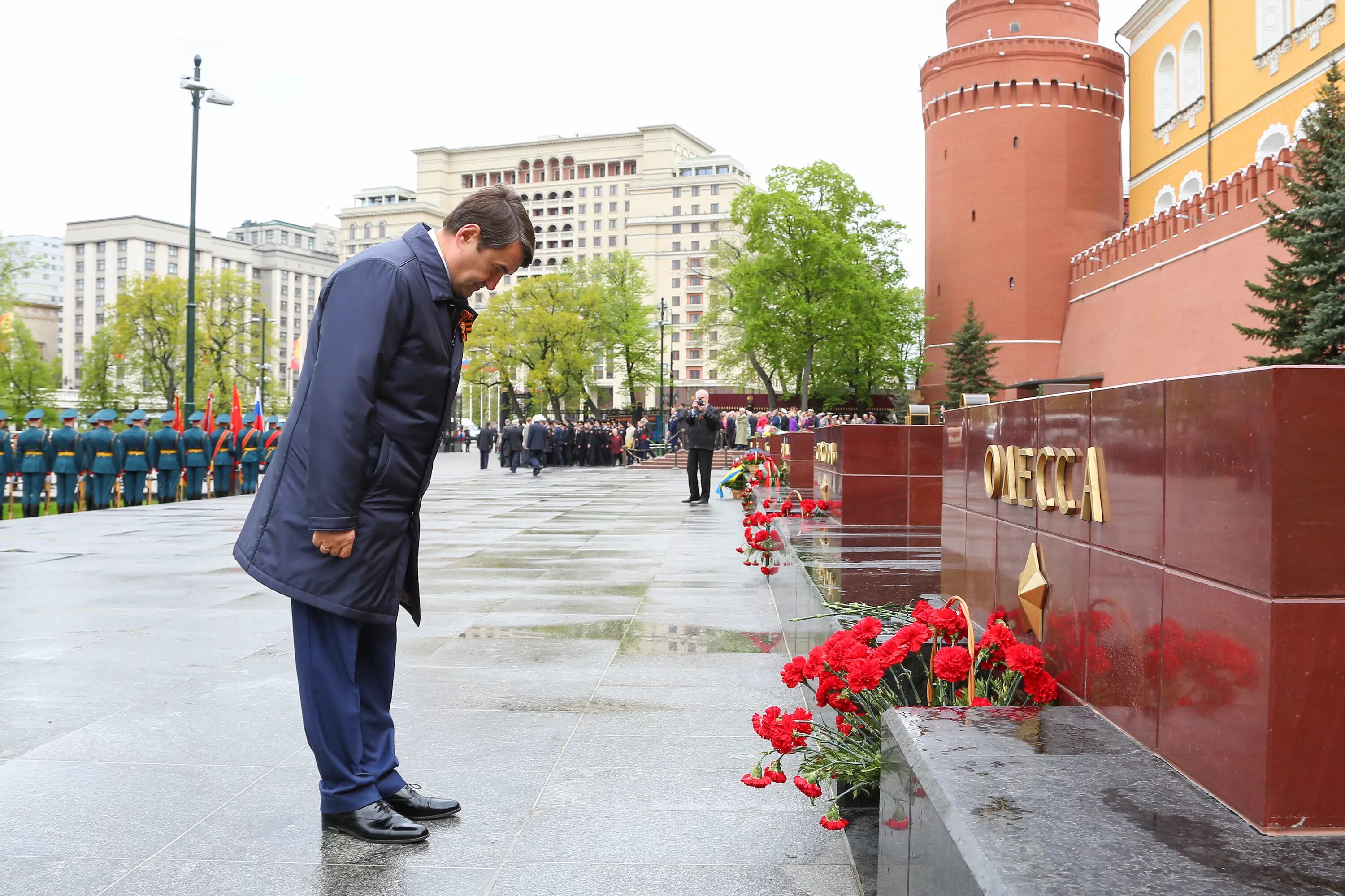 Возложение цветов к могиле неизвестного солдата. Памятник человеку. Возложение цветов к памятнику. Памятник неизвестному солдату возложение. Где можно возложить цветы в спб