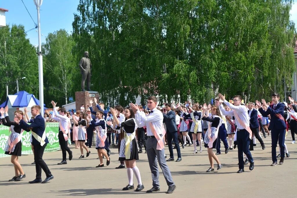 Новости янаула на сегодня. Городской парад выпускников. День города Янаул. Парад выпускников Мыски 2021. Шествие выпускников Бобруйск.