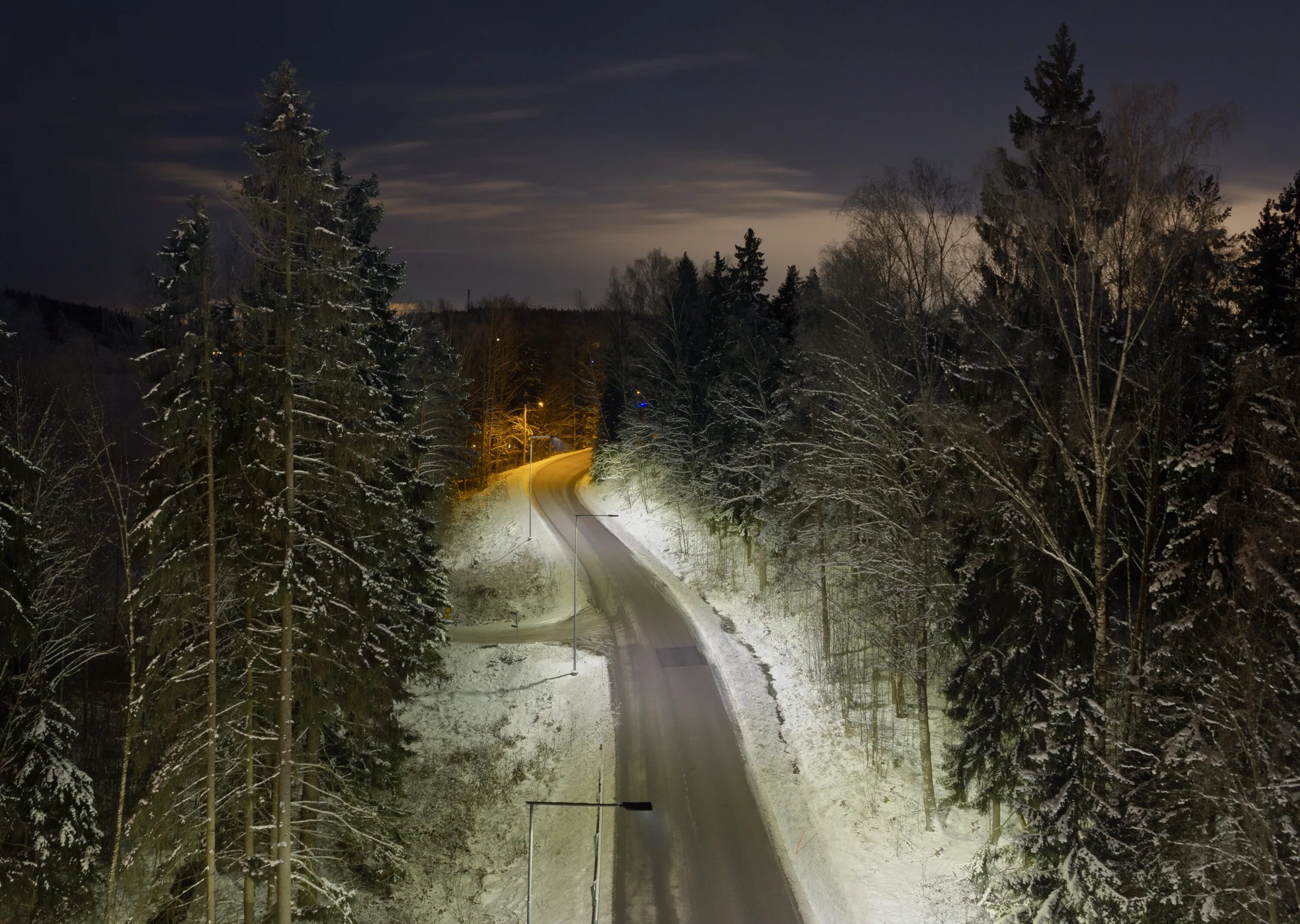 Финляндия январь. Дороги в Финляндии. Дороги в Финляндии зимой. Ночная дорога Финляндия. Финляндия зимой в городе дороги.