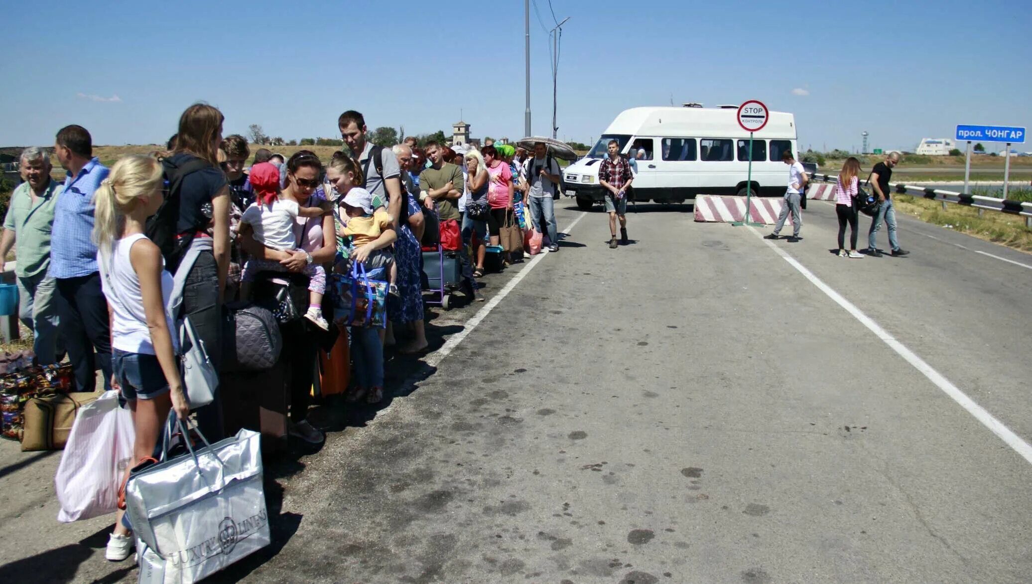 Украинцы в Крыму. Люди уезжают из Крыма. Выезд из Крыма в Украину. Украина о ситуации в Джанкое.