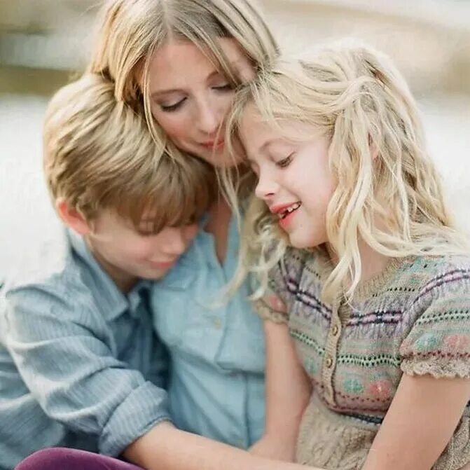 мать с ребенком. объятия детей. мама обнимает. мама дочка сын любовь. женщина с ребенком.