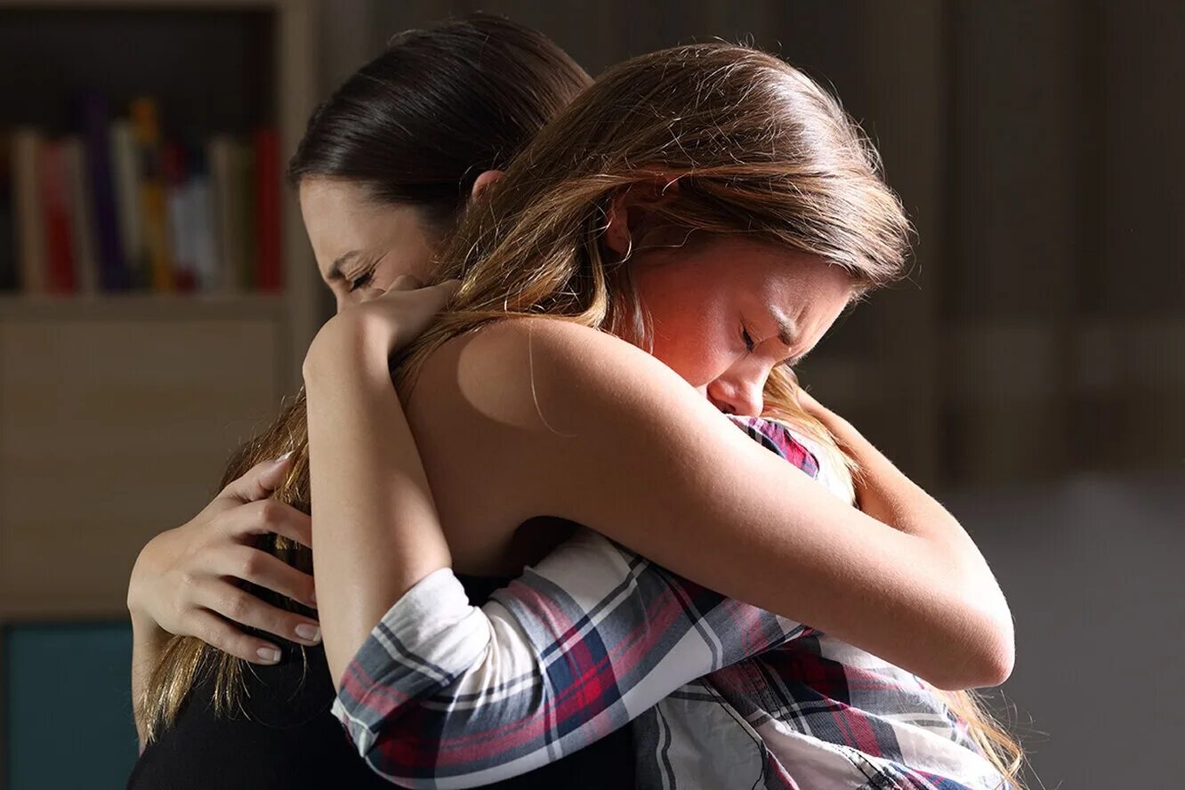 Способность к состраданию. Женщины обнимаются. Две сестры обнимаются. Объятия подруг. Подруга утешает подругу.